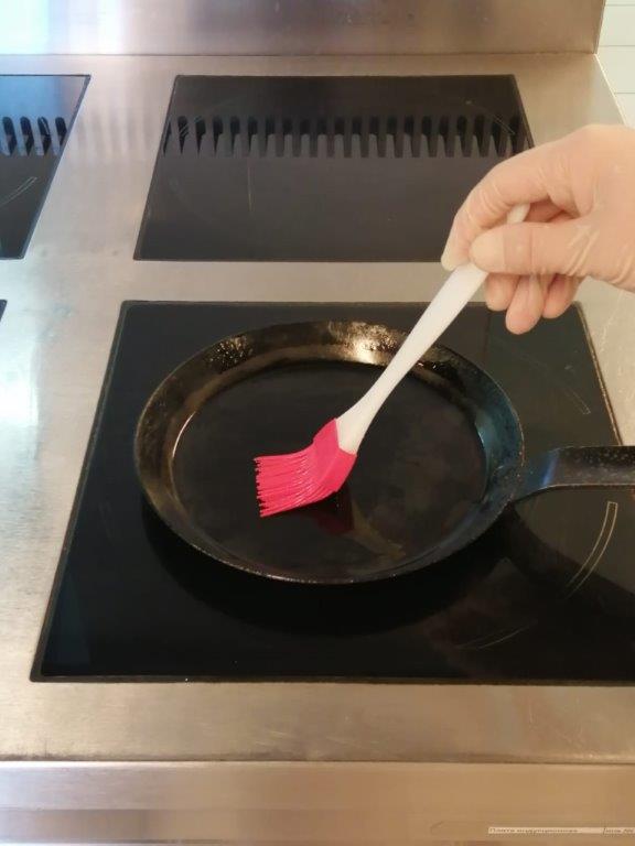 Нагретую сковороду смазываем маслом